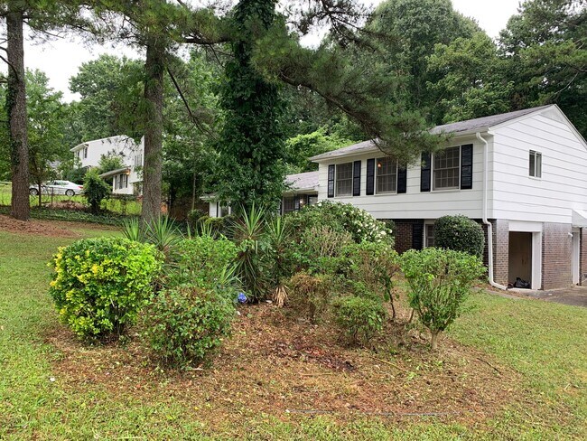 Building Photo - Tons of space and room to entertain!! Open...