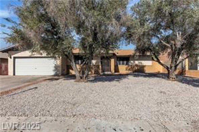 Building Photo - Spacious Single Story Home Near Sahara/Eas...