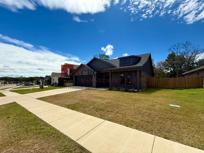 Building Photo - Spacious 4-Bedroom Home with 2.5 Bathrooms, 2-Car Garage & Fenced Yard