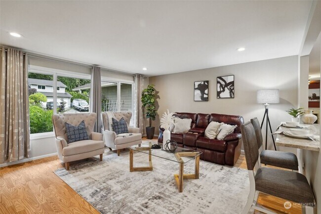 Foto del edificio - Spacious 3 Bedroom Home In Mountlake Terra...