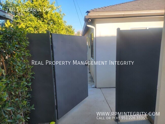 Building Photo - Stunning, completely remodeled 3-bedroom g...