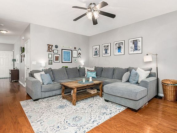 Family Room - 657 Grove Cir