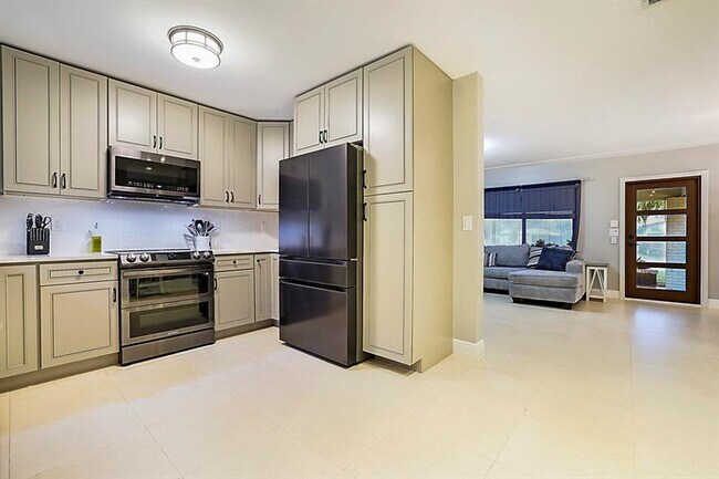 Building Photo - 1701 SW 32nd Ct