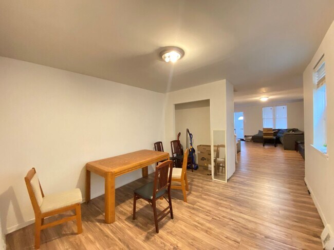 Building Photo - Drexel! Spacious 4 bed/2 bath house availa...