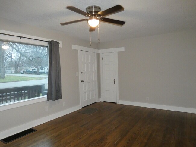 Building Photo - Beautiful Updated Home in North Kansas City School District!