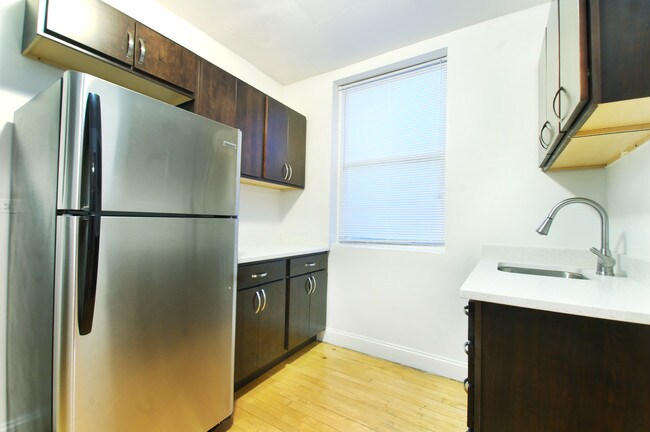 Building Photo - 5207 W Belmont Ave