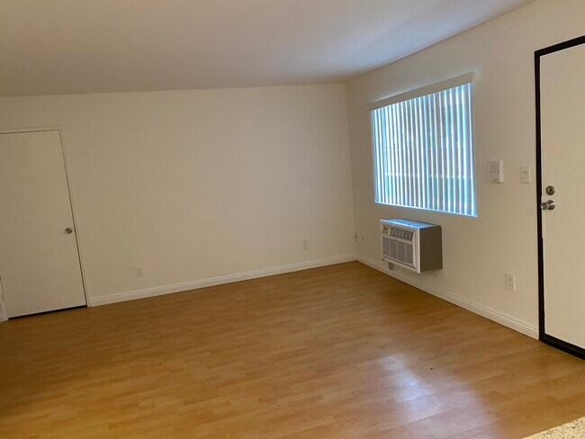 Building Photo - 4942 Maplewood Ave