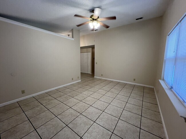 Building Photo - 155 E Lakemont Dr