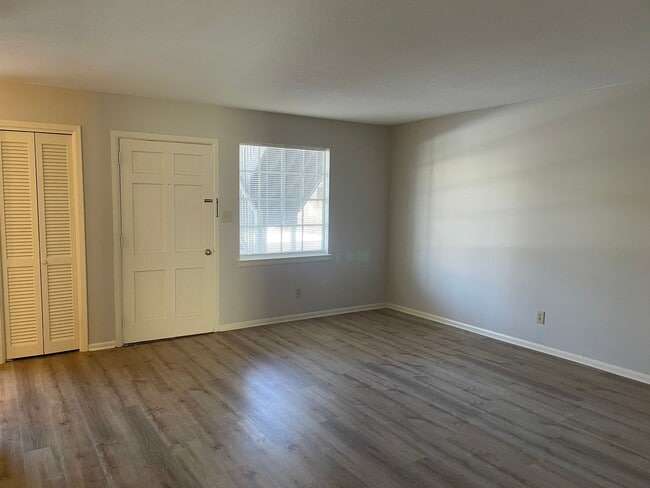 Building Photo - Salem Square is close to everything!