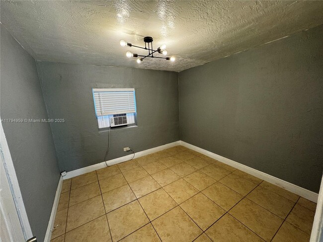 Foto del edificio - 4017 SW 24th St