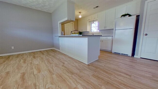 Foto del edificio - 712 Skylark Rd