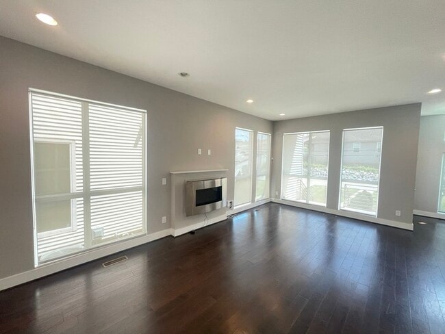 Building Photo - West Nashville home with easy access to do...