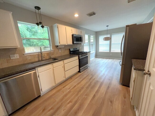 Foto del edificio - 2106 Lexington Woods Dr