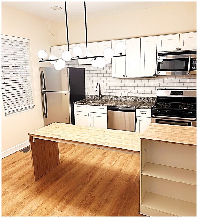 Foto del edificio - 2338 W 18th Pl