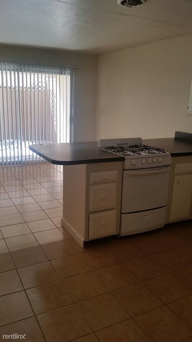 Building Photo - 911 N Vineyard Ave