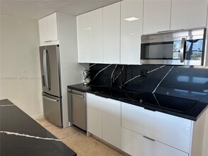 Building Photo - 6039 Collins Ave