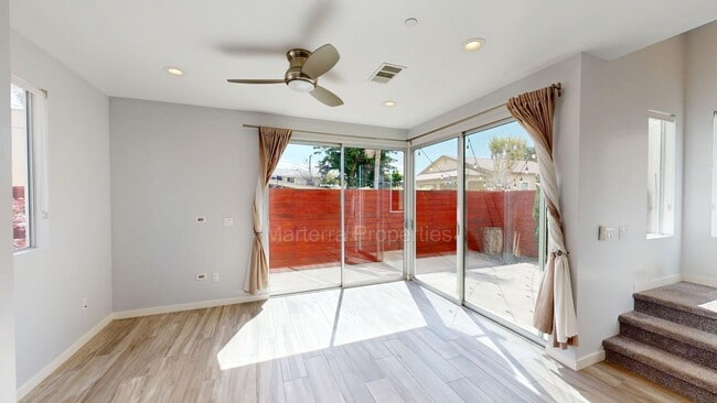 Building Photo - Beautiful 2 Bed/2.5 Bath Home
