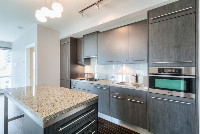 Building Photo - 80 John St