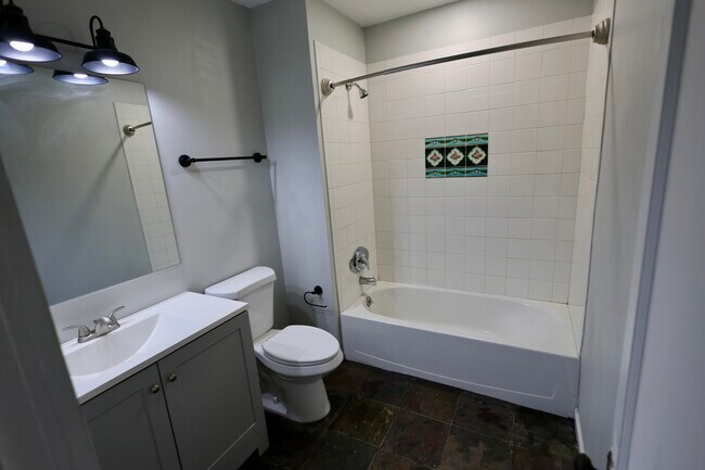 Baño - 400 S 9th St