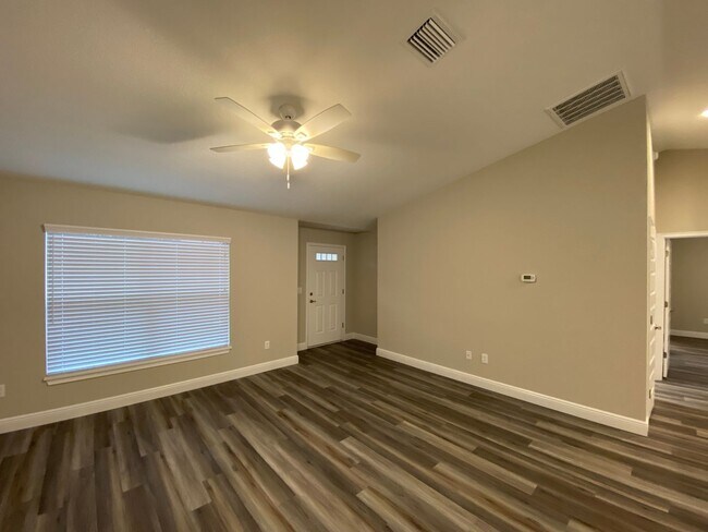Building Photo - Custom Home - Desirable SE Ocala Neighborh...