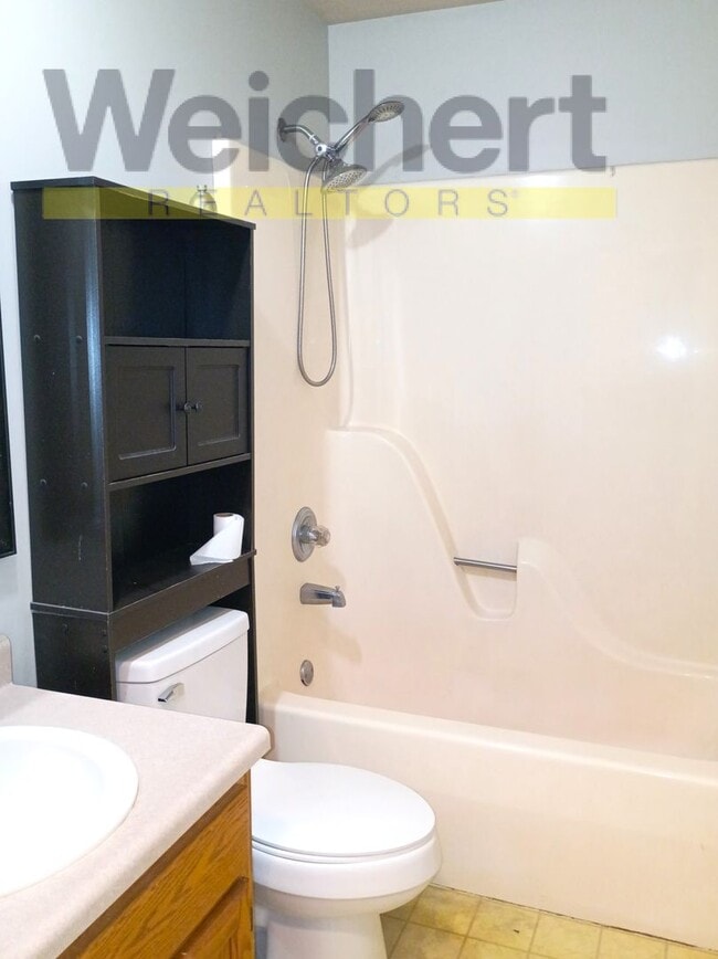 Building Photo - Spacious 3 bedroom home with attached garage