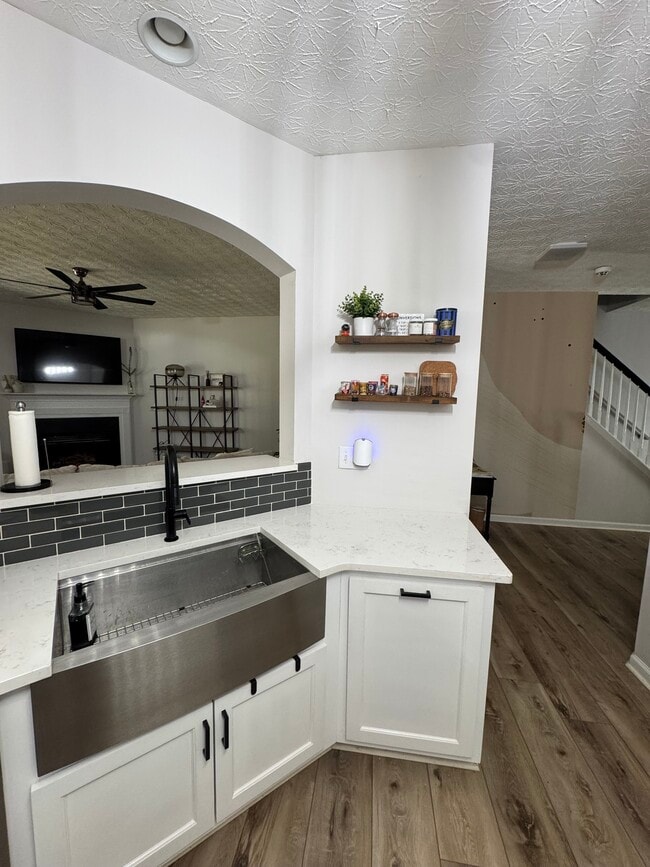 Building Photo - 980 Mays Ln SW