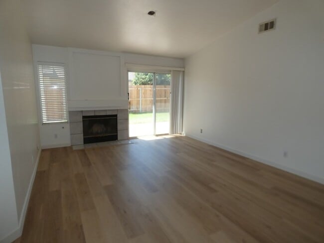 Building Photo - Light and Welcoming in Regency Estates