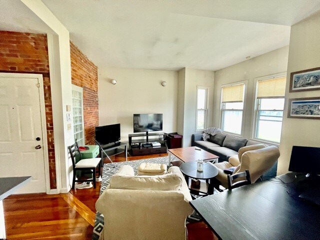 Foto del edificio - 492 Commercial St