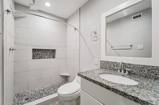 Building Photo - 2807 Beauchamp St