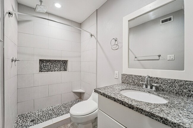Building Photo - 2807 Beauchamp St
