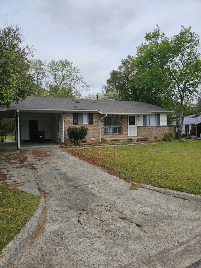 Building Photo - 3 BR/1.5 BA Brick Home