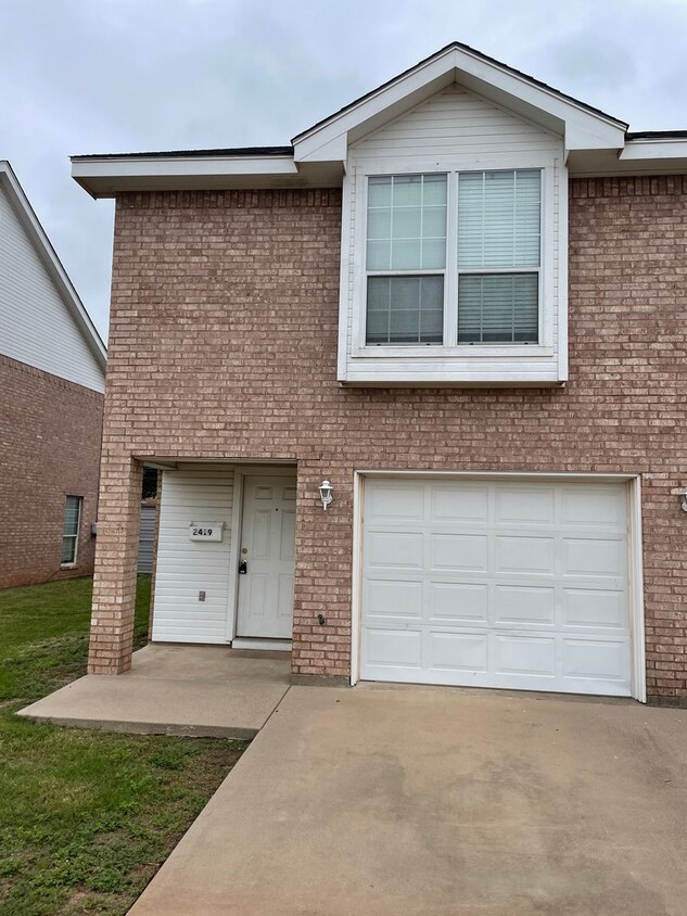Primary Photo - 3 BED, 2.5 BATH Townhouse; Close to ACU