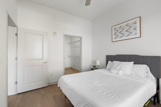 Building Photo - 633 E Main St