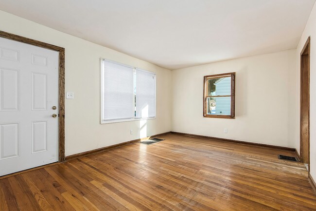 Building Photo - 1253 Pauline Ave