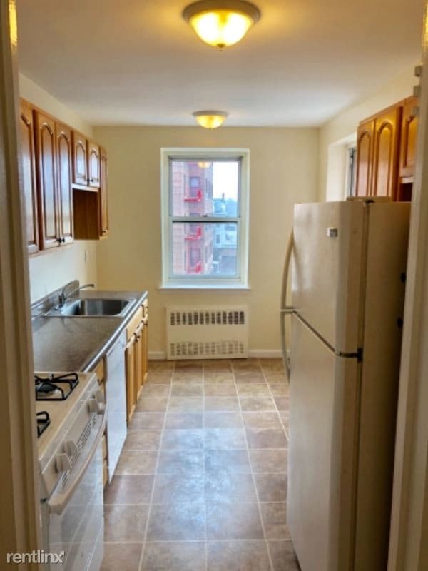 Building Photo - 1 br, 1 bath Apartment - 70 Croton Ave