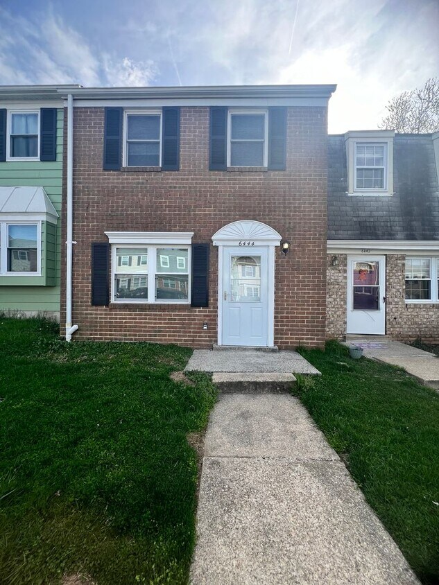 Primary Photo - Newly Renovated 3 BR/1.5 BA Townhome in Gl...