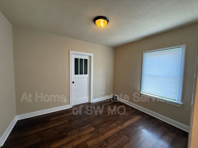 Foto del edificio - 433-6 E Bear Boulevard