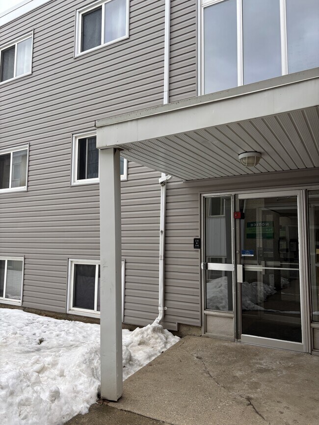 Building Photo - 10633-10112 112 St NW