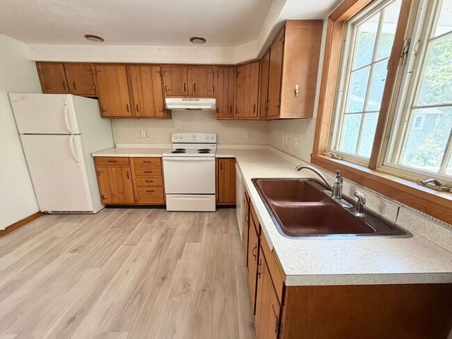 Photo - 3 Bedroom Apartment Superior South End Location Burlington Available 7/1! OFF STREET PARKING + LA...