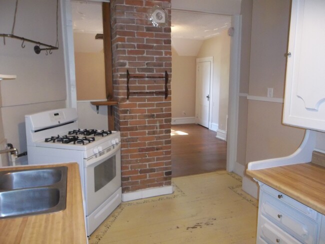 Building Photo - 304 E Mulberry St