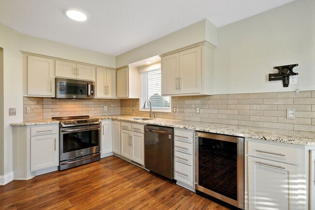 Foto del edificio - Pet-Friendly 3BR, 1/3.4 Home in Apple Vall...