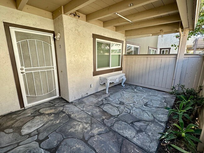 Building Photo - Upgraded 2 Bed 1.5 Bath Condo Central A/C ...