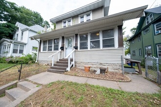 Building Photo - 911 6th St E