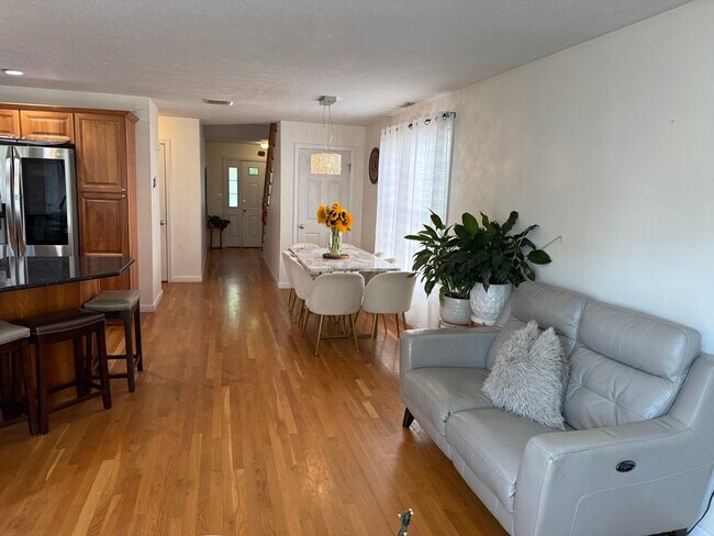 Foto del edificio - 319 Farrwood Dr