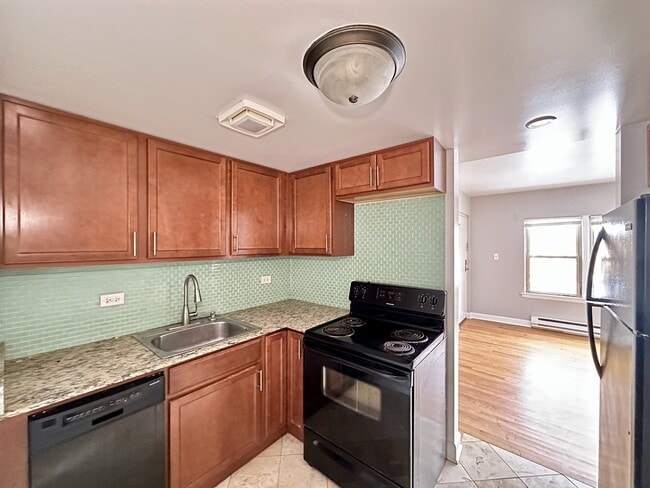 Foto del edificio - 7628 N Milwaukee Ave