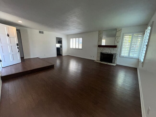 Building Photo - Beautiful, spacious 4-bedroom, 2-bath home for rent in Fountain Valley