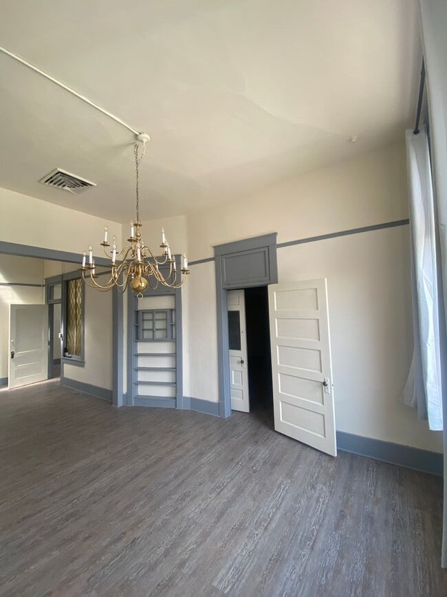 Building Photo - Main Street Upstairs Apartment in Aztec