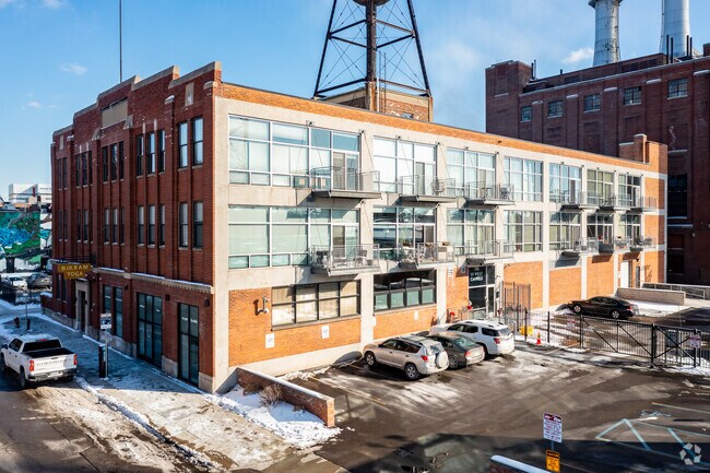 Building Photo - 627 Alexandrine St