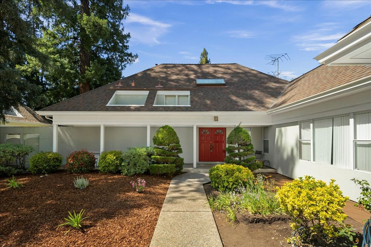 Foto principal - 3 Bed 2.5 Bath with washer/dryer in Palo Alto