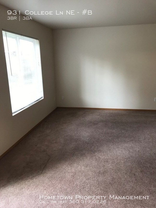 Building Photo - 3 Bdrm 2.5 Bth Duplex-Available NOW